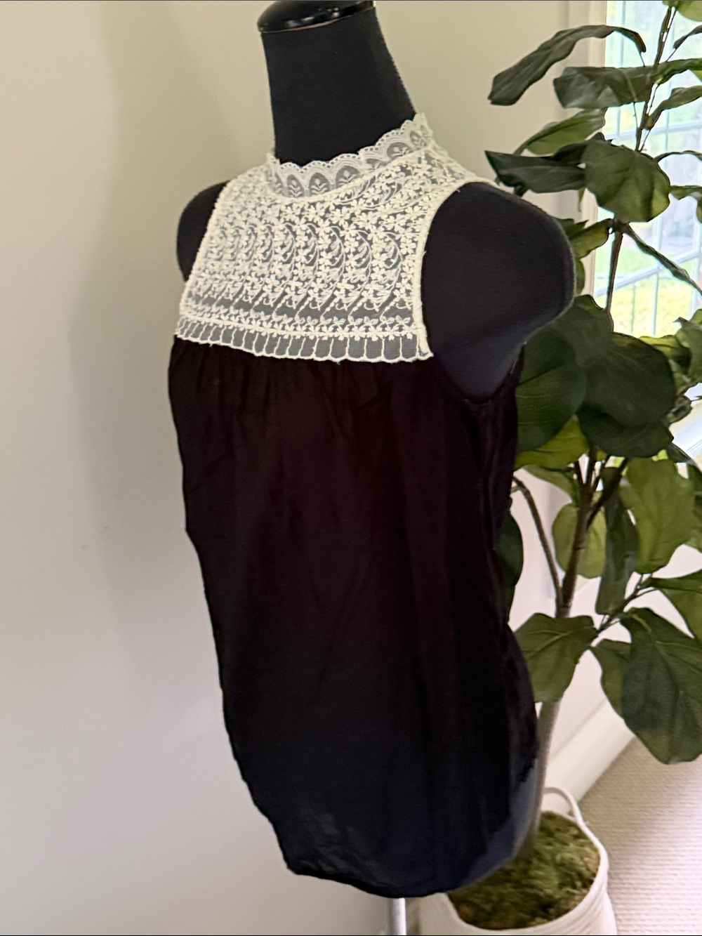 ZARA BLACK AND WHITE SLEEVELESS BLOUSE WITH WHITE LACE UPPER TRIM